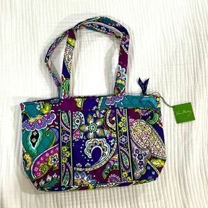 NWT Vera Bradley Mandy Heather purse! Perfect condition with zipper closure.